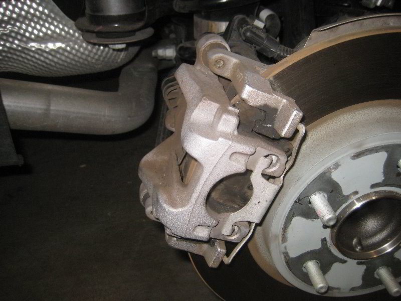 ChryslerPacificaMinivanRearBrakePadsReplacementGuide045