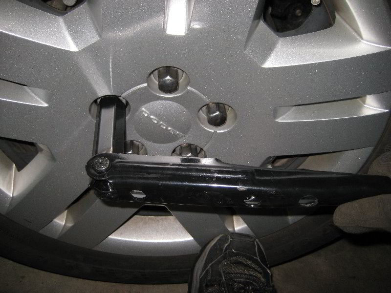 DodgeAvengerRearDiscBrakePadsReplacementGuide033