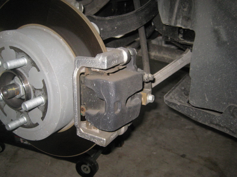 DodgeChallengerRearDiscBrakePadsReplacementGuide007