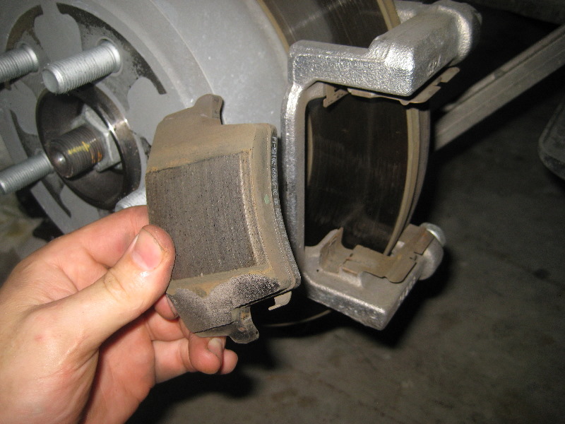 DodgeChallengerRearDiscBrakePadsReplacementGuide016