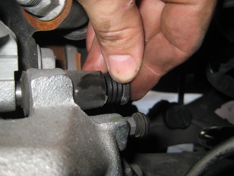 DodgeDurangoRearDiscBrakePadsReplacementGuide034