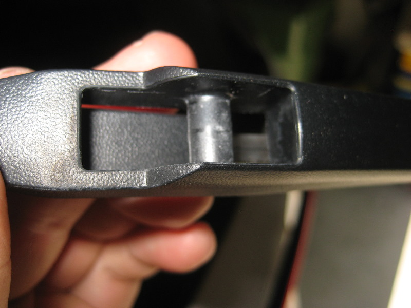 DodgeDurangoRearWindowWiperBladeReplacementGuide010