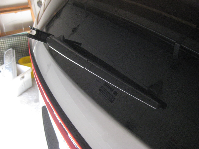DodgeDurangoRearWindowWiperBladeReplacementGuide015