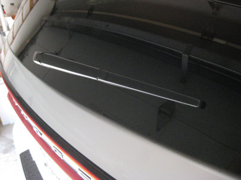 DodgeDurangoRearWindowWiperBladeReplacementGuide018