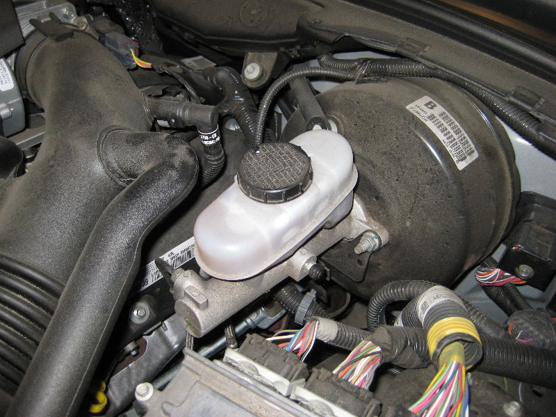 FordCrownVictoriaRearBrakePadsReplacementGuide018