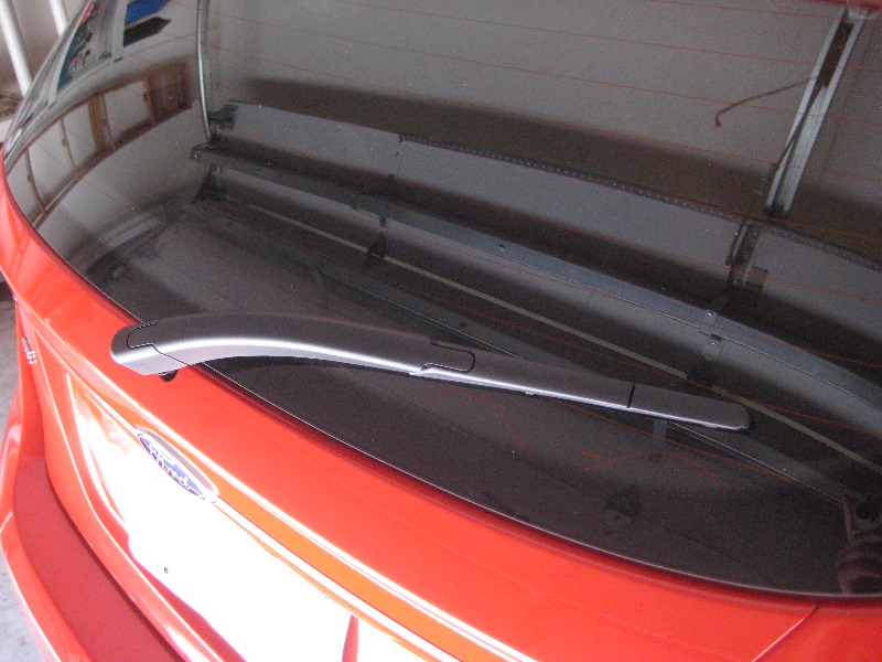 FordFiestaRearWindowWiperBladeReplacementGuide001