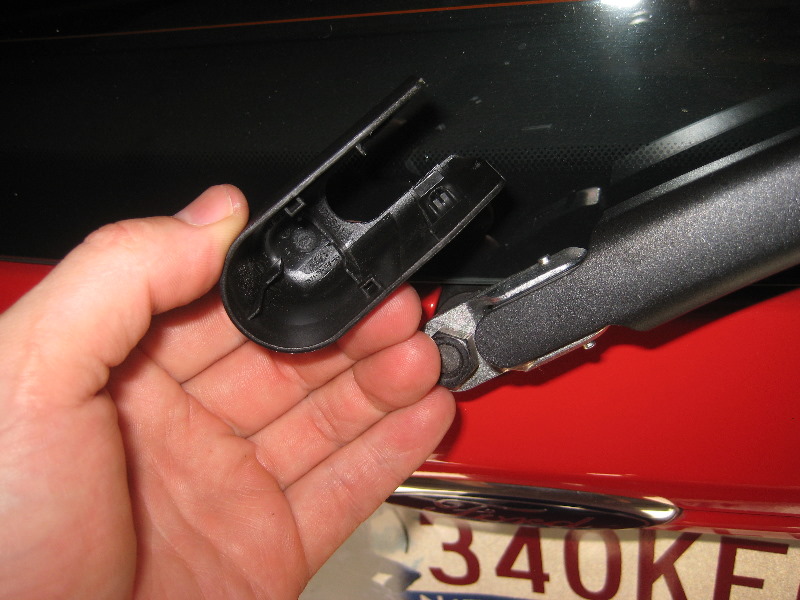 FordFiestaRearWindowWiperBladeReplacementGuide003