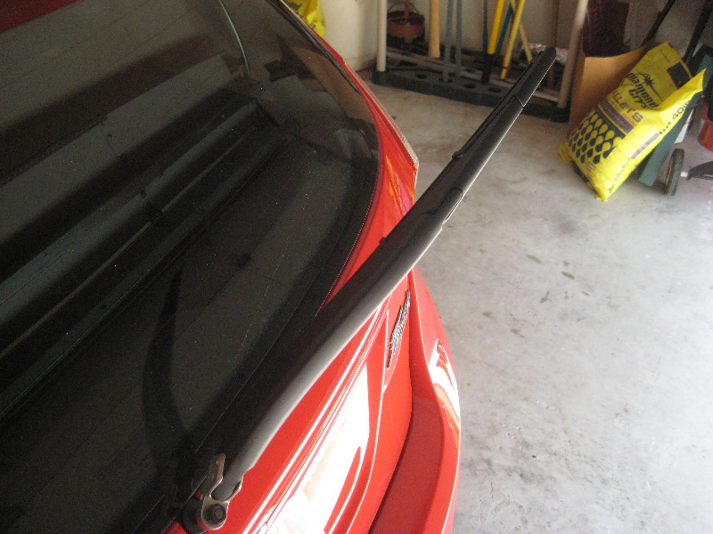 FordFiestaRearWindowWiperBladeReplacementGuide004