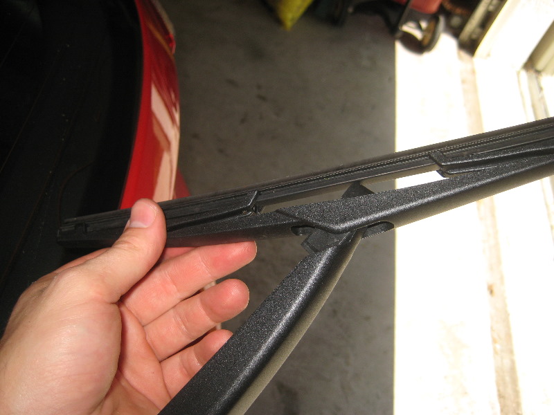FordFiestaRearWindowWiperBladeReplacementGuide005
