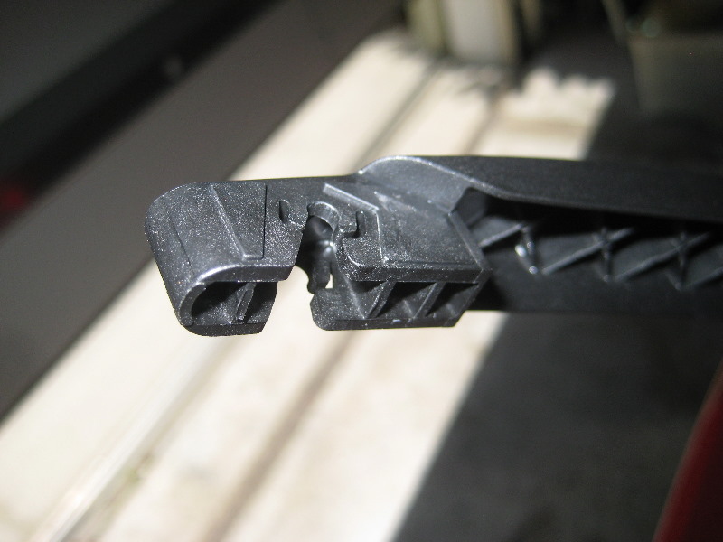 FordFiestaRearWindowWiperBladeReplacementGuide007