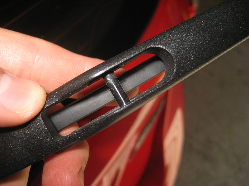 FordFiestaRearWindowWiperBladeReplacementGuide008
