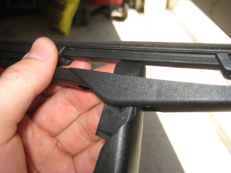 FordFiestaRearWindowWiperBladeReplacementGuide010