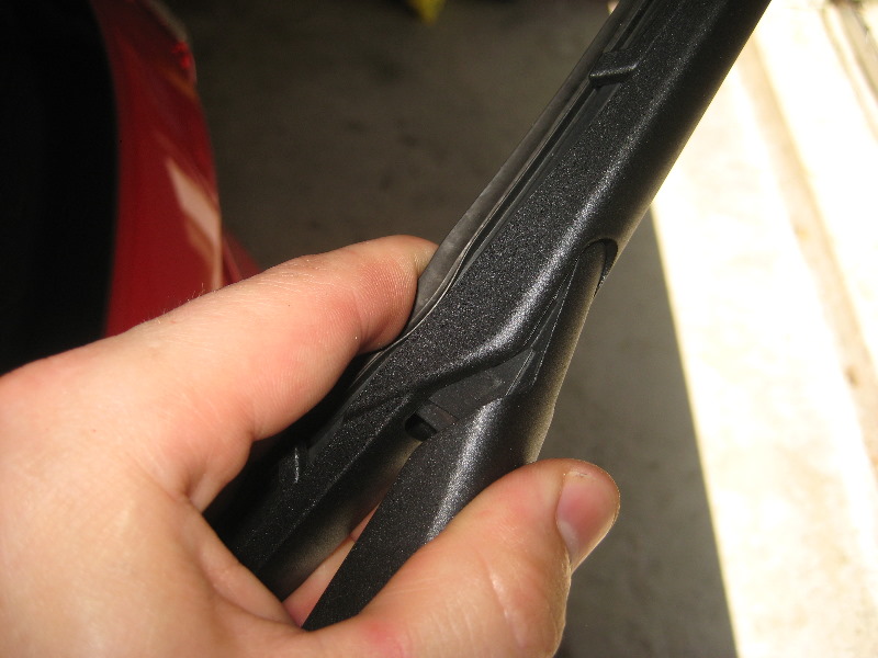 FordFiestaRearWindowWiperBladeReplacementGuide011