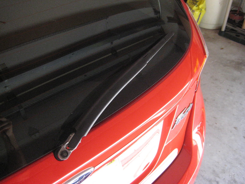 FordFiestaRearWindowWiperBladeReplacementGuide012