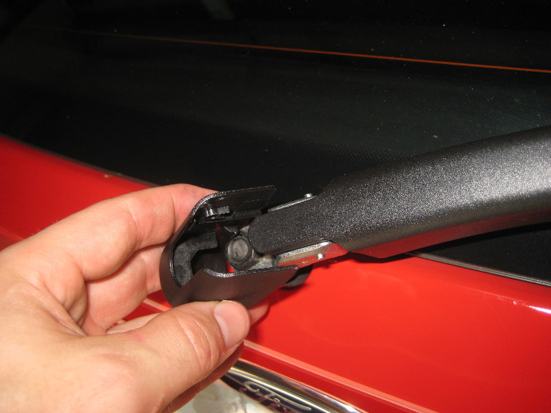 FordFiestaRearWindowWiperBladeReplacementGuide013