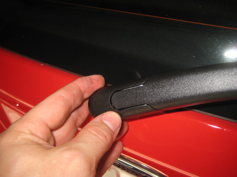 FordFiestaRearWindowWiperBladeReplacementGuide014