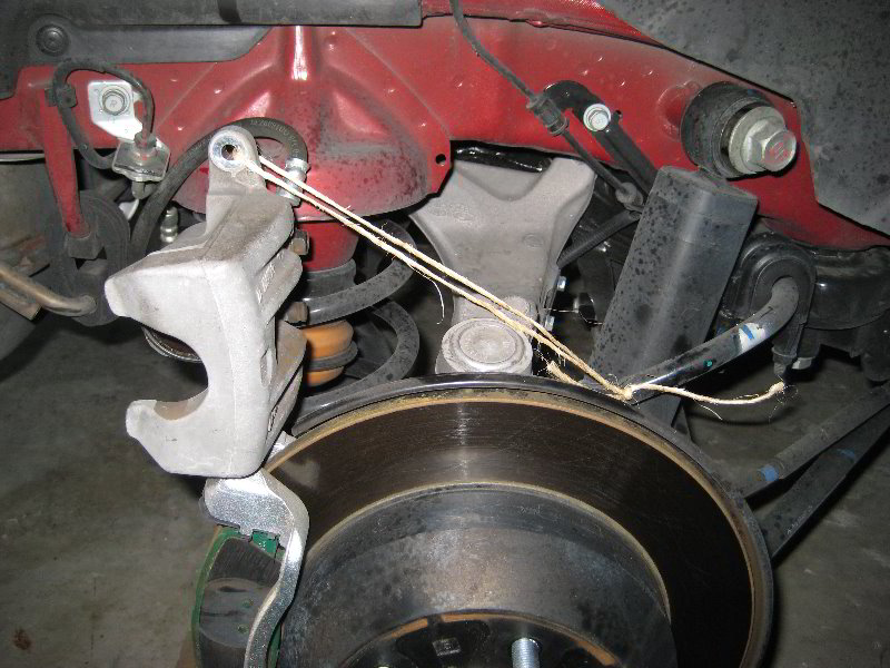 HyundaiSantaFeRearBrakePadsReplacementGuide009