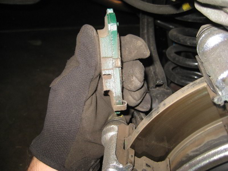 HyundaiTucsonRearDiscBrakePadsReplacementGuide016