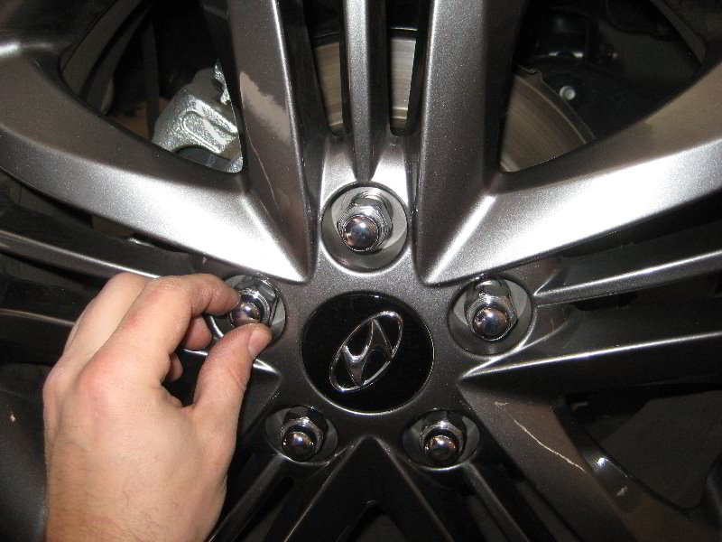 HyundaiTucsonRearDiscBrakePadsReplacementGuide033