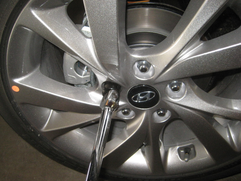 HyundaiVelosterRearBrakePadsReplacementGuide004