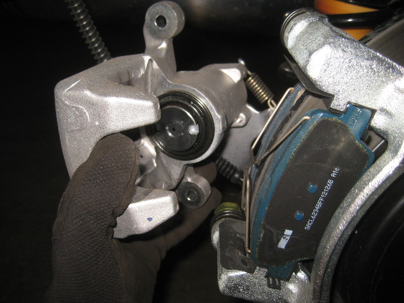 HyundaiVelosterRearBrakePadsReplacementGuide013