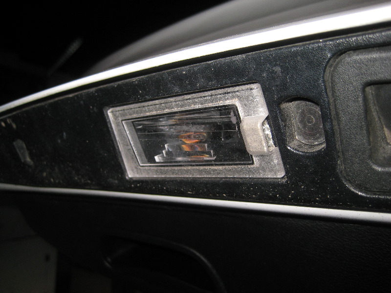 20142018JeepCherokeeLicensePlateLightBulbsReplacementGuide003