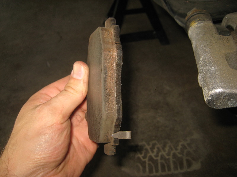 20142018JeepCherokeeRearBrakePadsReplacementGuide019