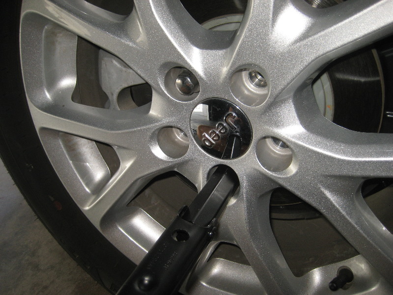 20142018JeepCherokeeRearBrakePadsReplacementGuide033