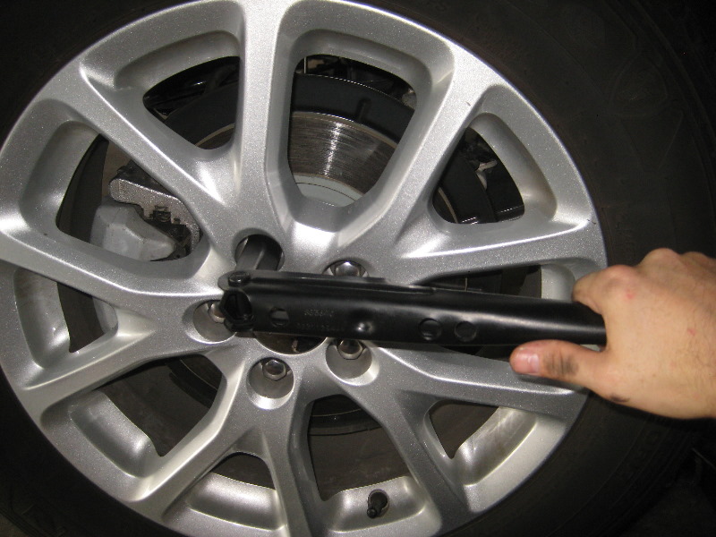 20142018JeepCherokeeRearBrakePadsReplacementGuide034