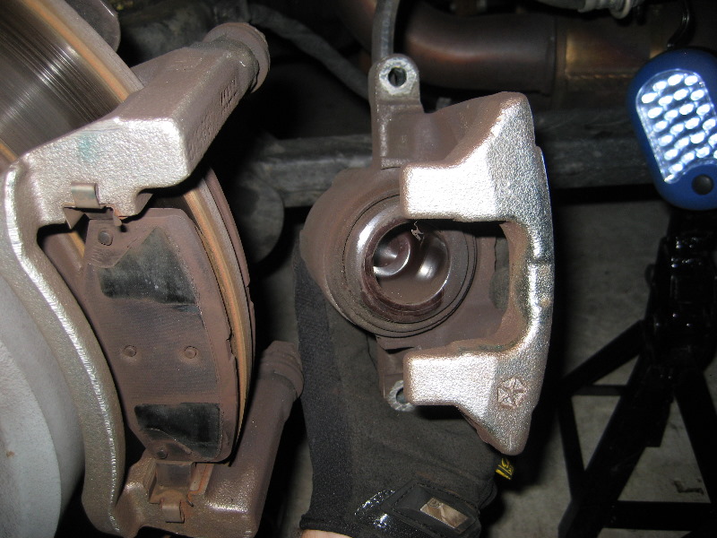 JeepLibertyRearBrakePadsReplacementGuide015