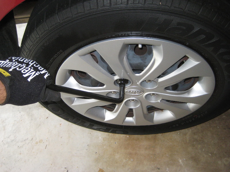 KiaForteRearDiscBrakePadsReplacementGuide002