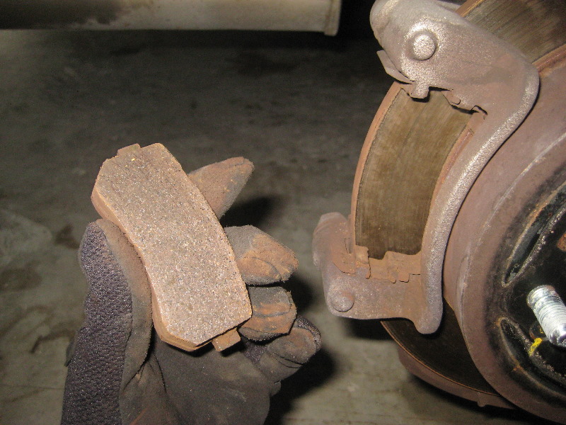 KiaForteRearDiscBrakePadsReplacementGuide015