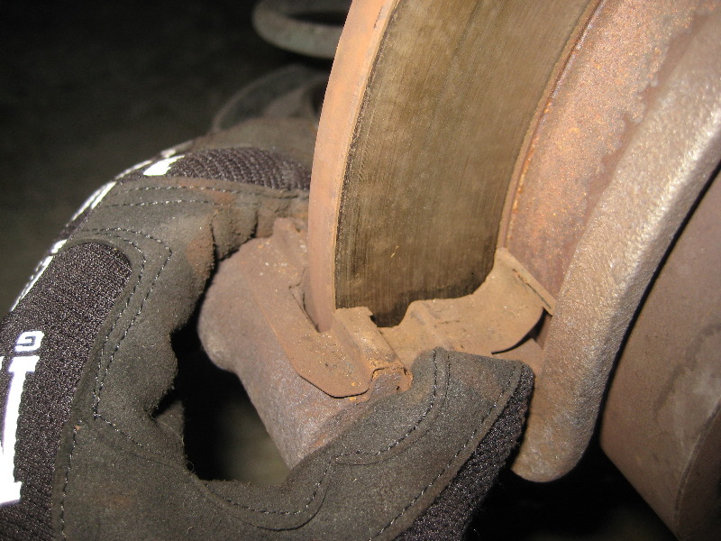 KiaForteRearDiscBrakePadsReplacementGuide016