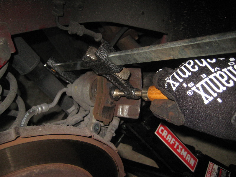 KiaForteRearDiscBrakePadsReplacementGuide022