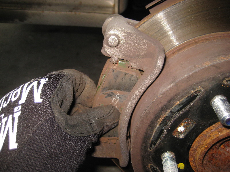 KiaForteRearDiscBrakePadsReplacementGuide024