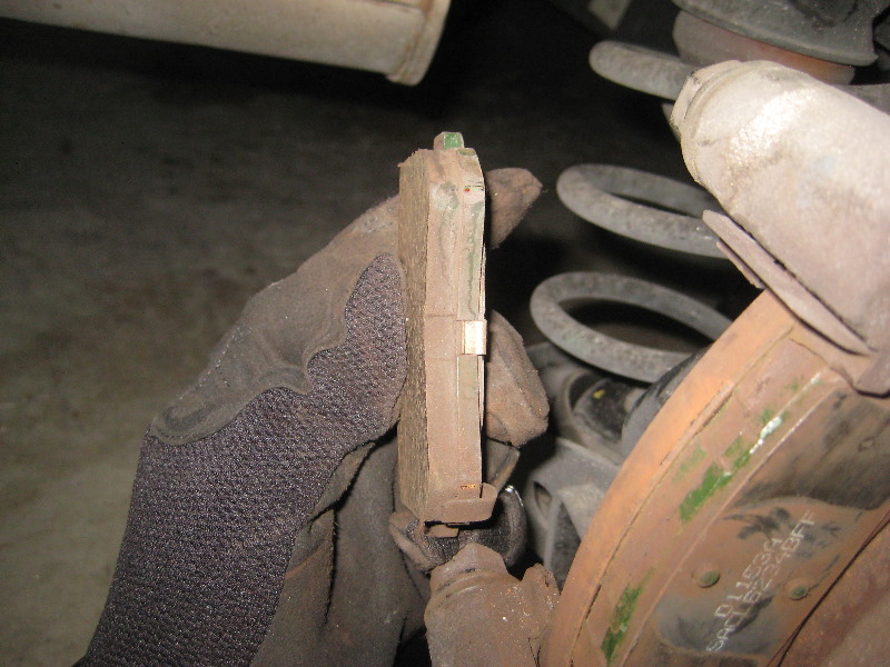 KiaForteRearDiscBrakePadsReplacementGuide025