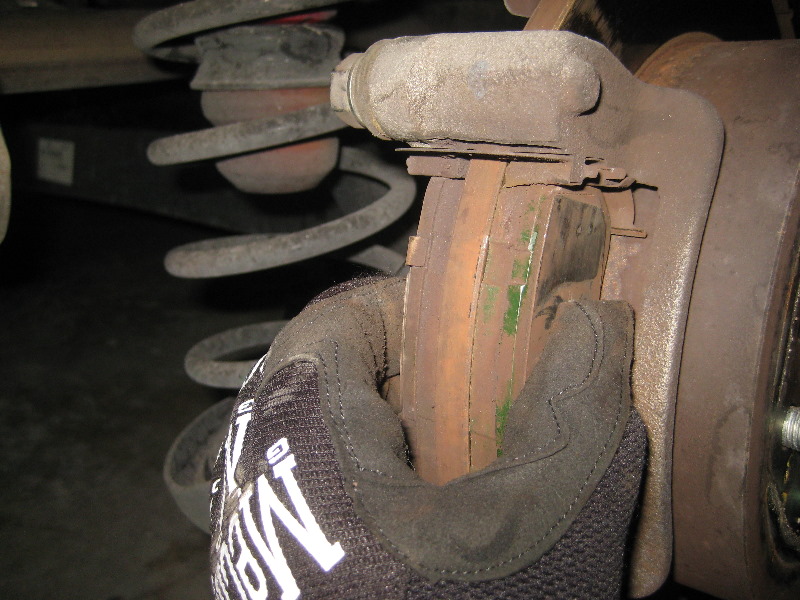 KiaForteRearDiscBrakePadsReplacementGuide026