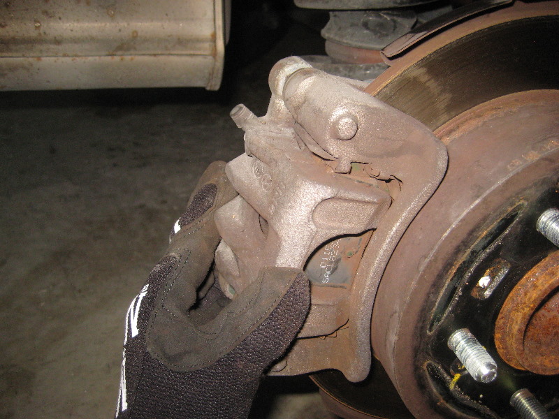 KiaForteRearDiscBrakePadsReplacementGuide027