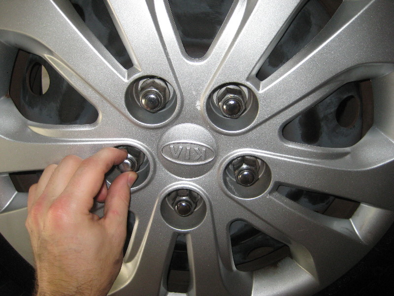 KiaForteRearDiscBrakePadsReplacementGuide036