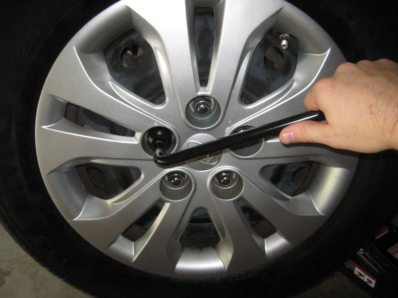 KiaForteRearDiscBrakePadsReplacementGuide037