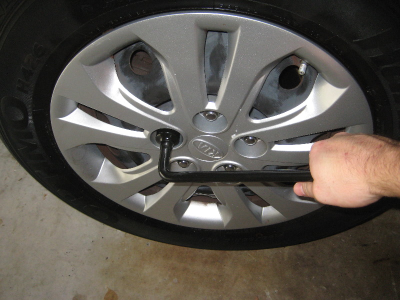 KiaForteRearDiscBrakePadsReplacementGuide039