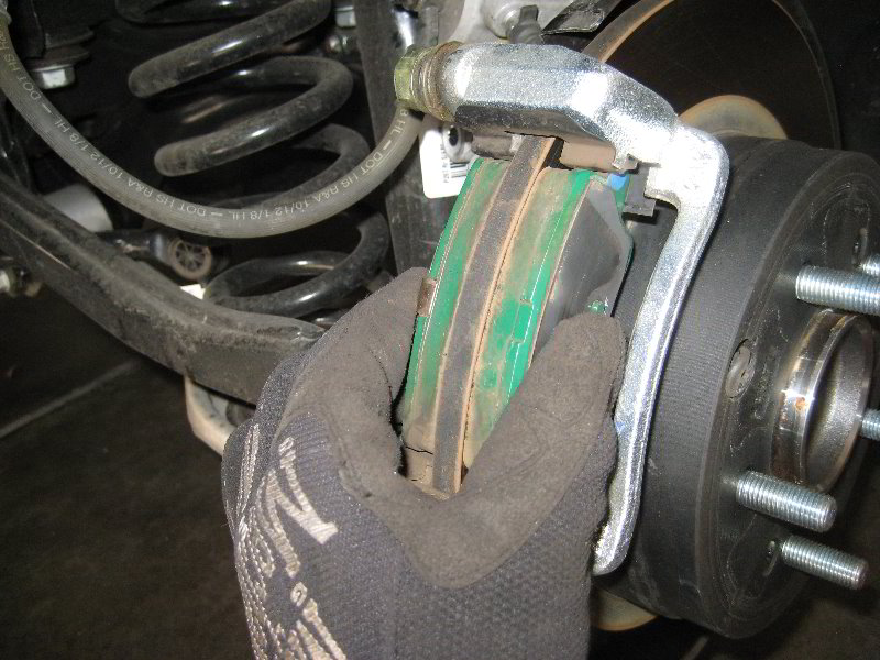 KiaOptimaRearDiscBrakePadsReplacementGuide024