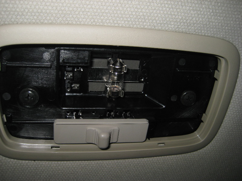 KiaRioDomeLightBulbReplacementGuide005