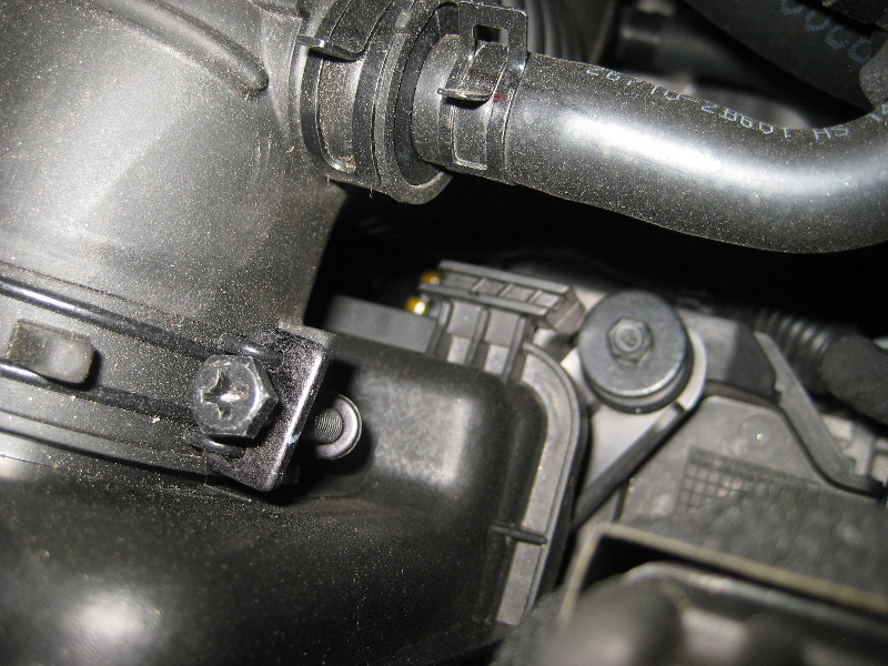 KiaRioEngineAirFilterReplacementGuide015