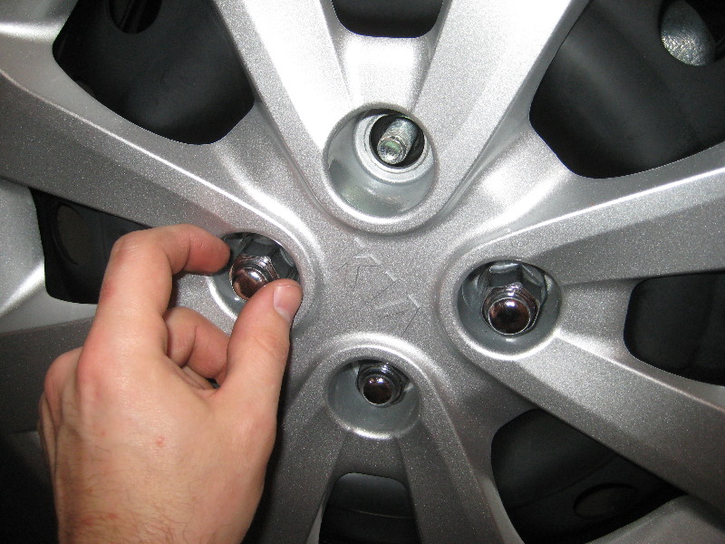 KiaRioFrontDiscBrakePadsReplacementGuide004