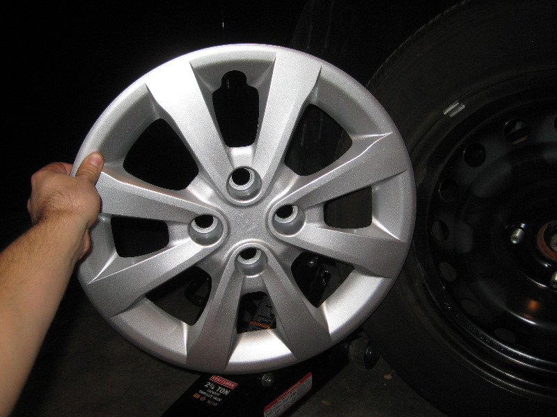 KiaRioFrontDiscBrakePadsReplacementGuide006