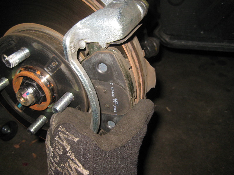 KiaRioFrontDiscBrakePadsReplacementGuide016