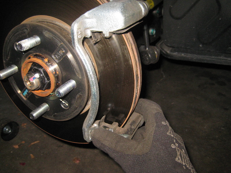 KiaRioFrontDiscBrakePadsReplacementGuide018