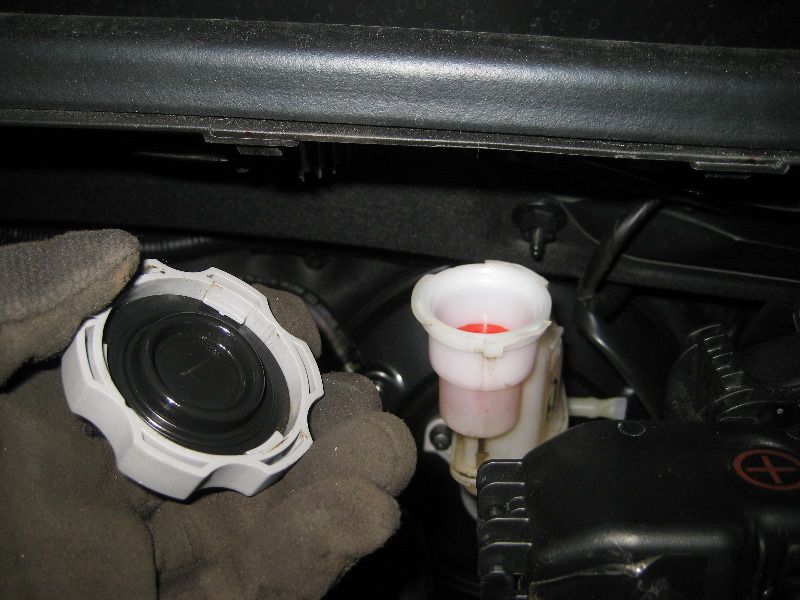 KiaRioFrontDiscBrakePadsReplacementGuide023