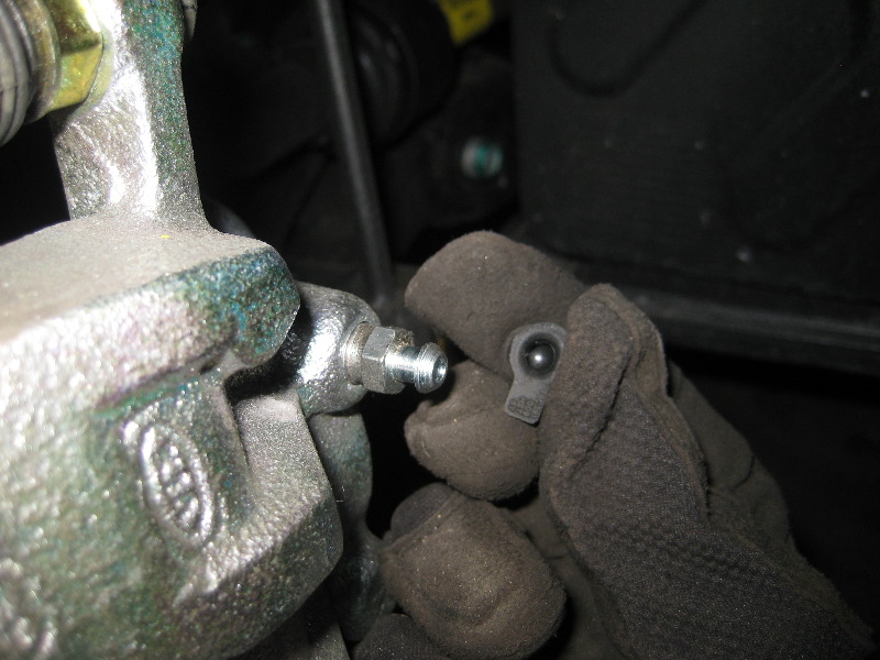 KiaRioFrontDiscBrakePadsReplacementGuide036